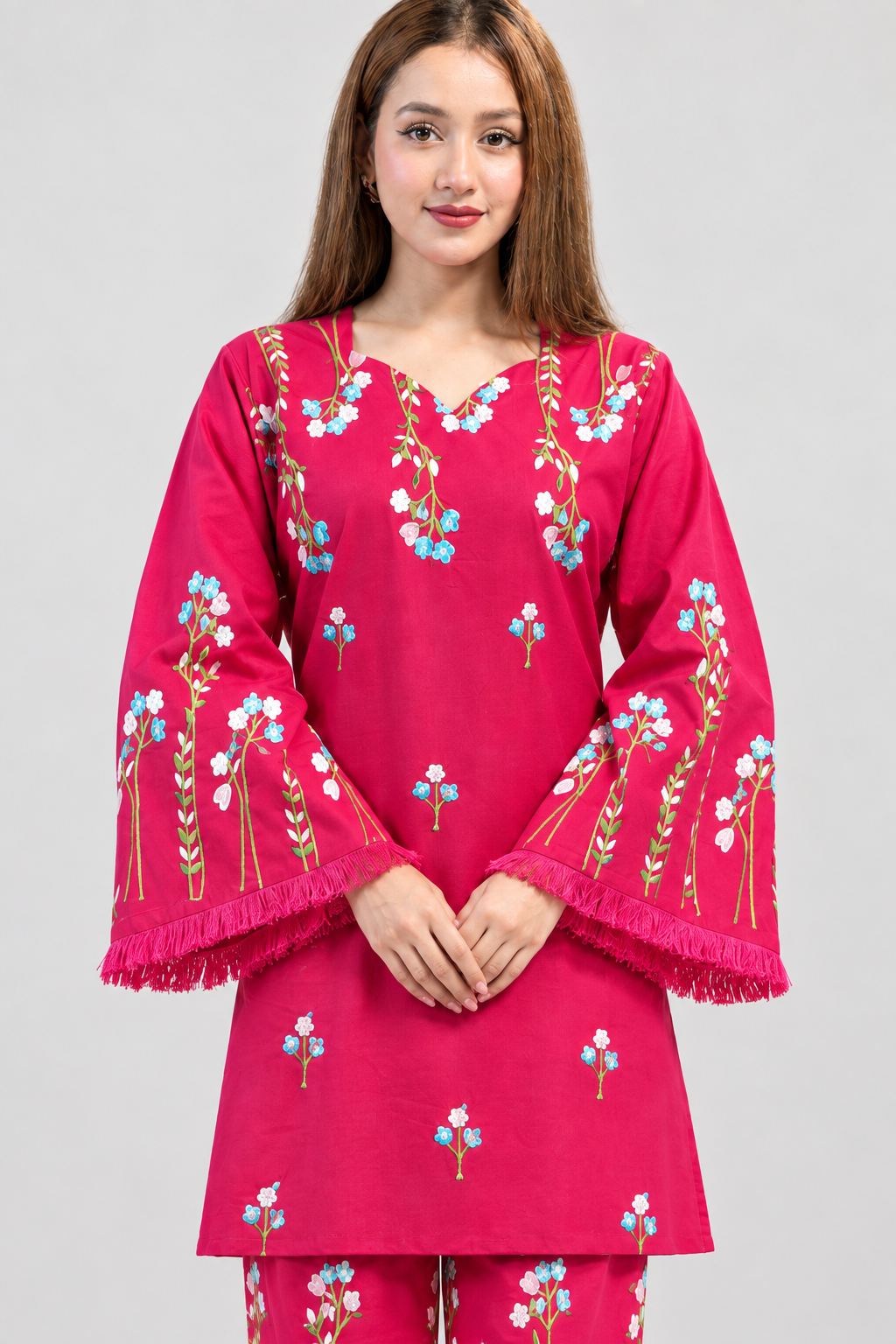 Neckline and sleeve detail